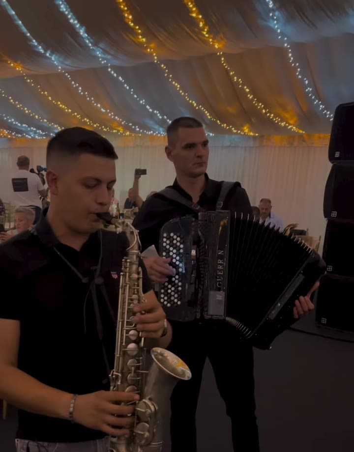 Orkestar Tradicija svira na svadbi pod šatorom