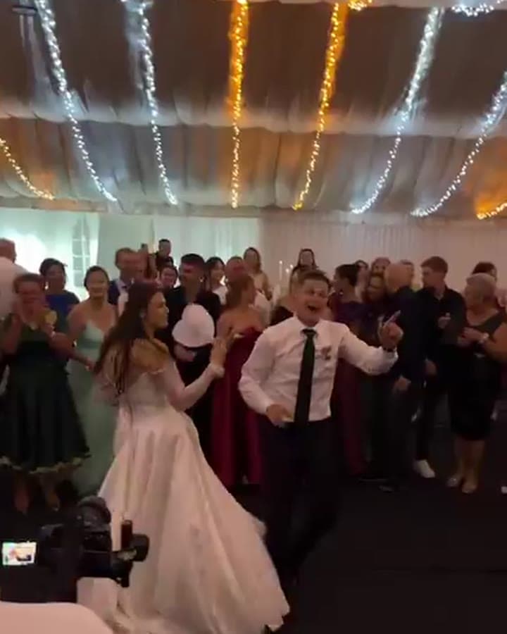 Mladenci igraju u kolu pod šatorom