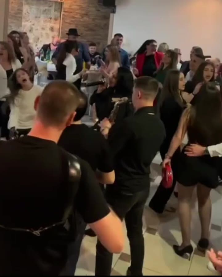 Gosti igraju uz orkestar na proslavi