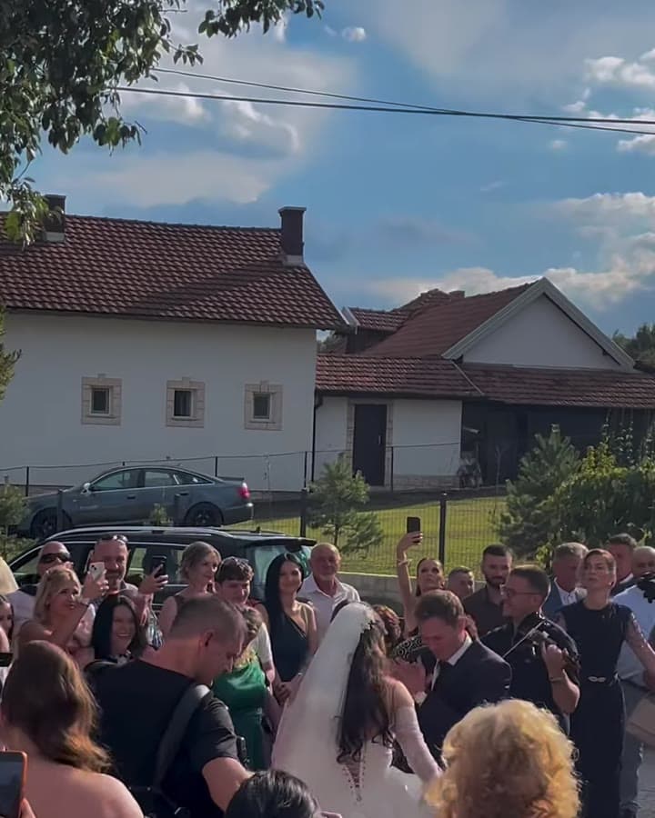 Mlada među svatovima uz orkestar